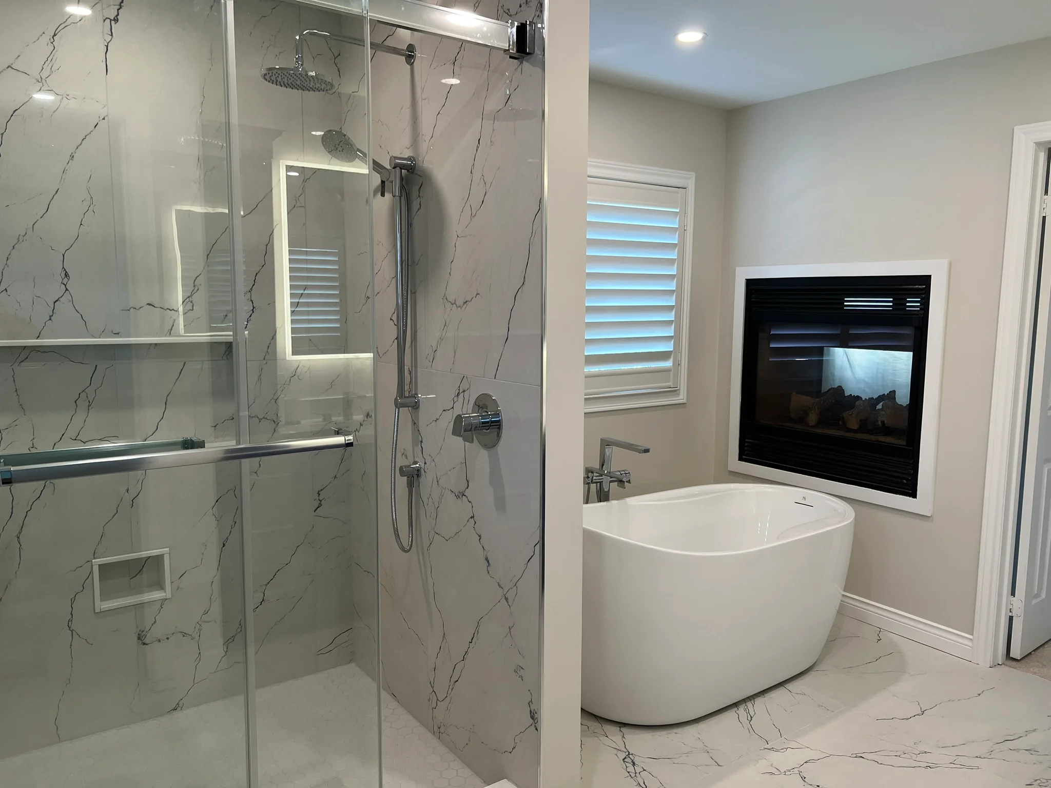 Acrylic vs Fiberglass Bathtub: How to Choose the Best Option for Your Home