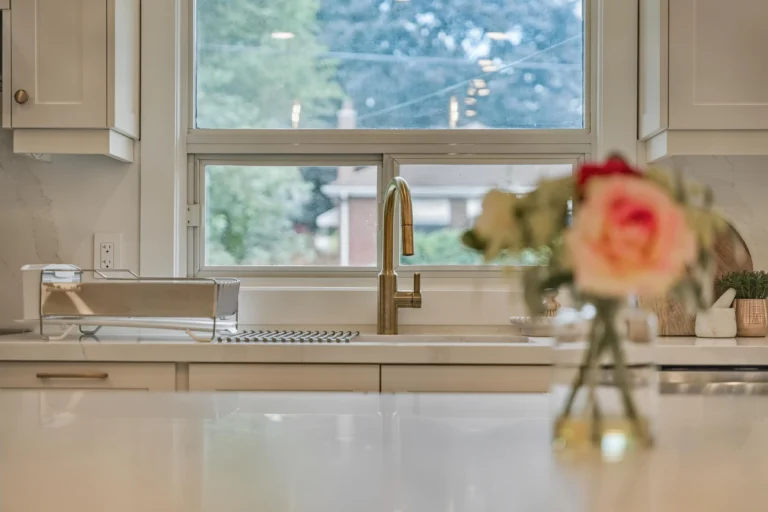 Photo kitchen sink and faucet below large window