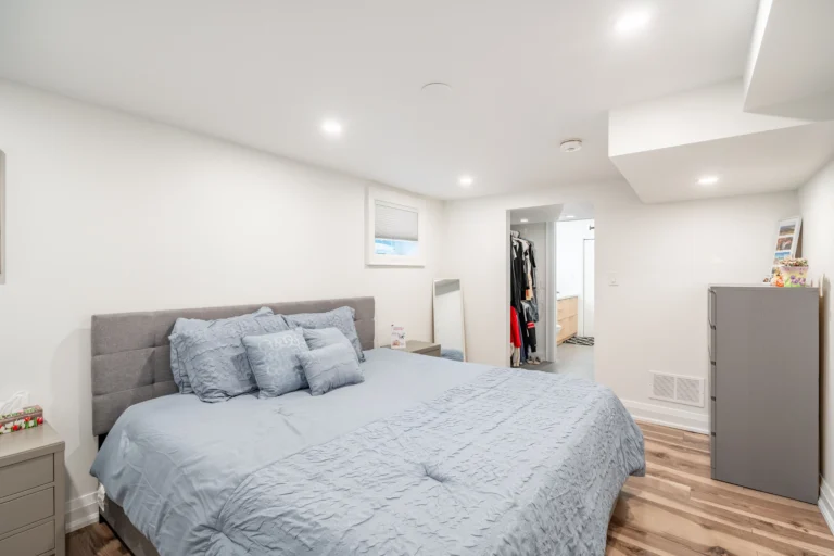 photo-basement-bedroom-with-closet