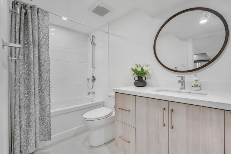 photo-vanity-single-sink-round-mirror-tub-shower